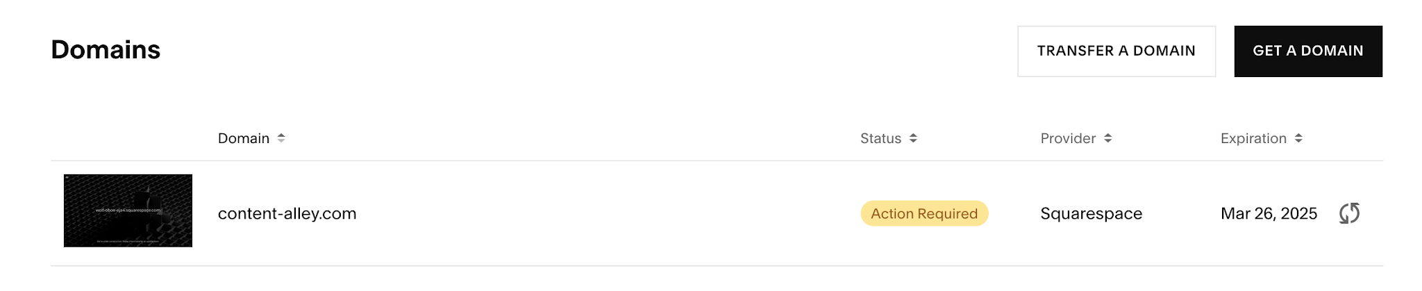 Alan adı Panosu, alan adı doğrulaması gerektiğinde alan adını ve Gerekli Eylem etiketini görüntüler.